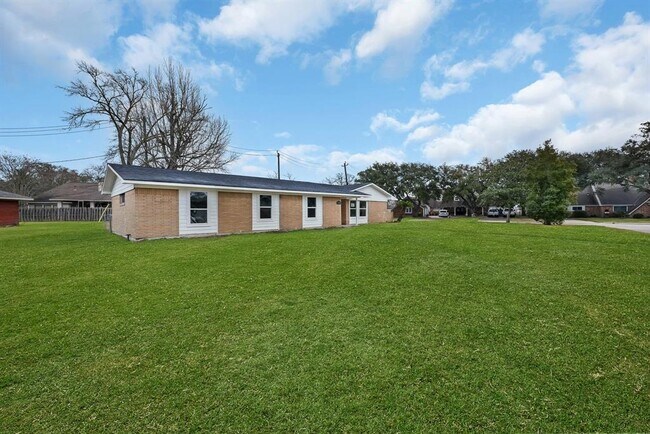 Building Photo - 5000 Somerset Dr
