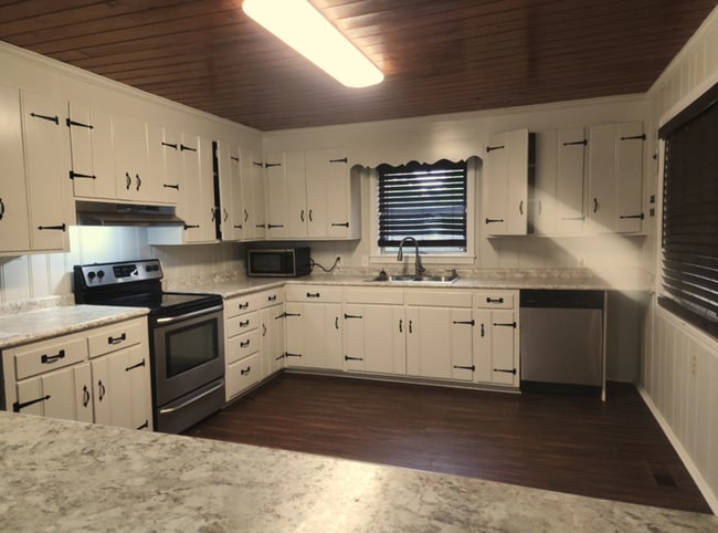 Building Photo - Spacious 3-Bedroom Brick Home with Firepla...