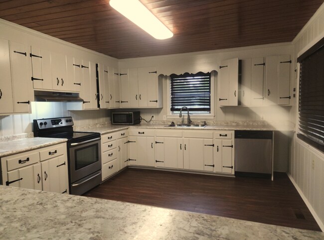 Foto del edificio - Spacious 3-Bedroom Brick Home with Firepla...