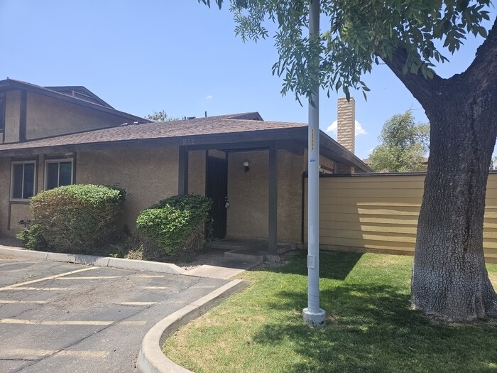 Foto principal - 3 bed 2 bath Townhome in Tempe