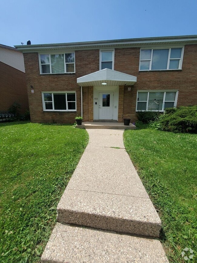 Building Photo - 2501-2505 S 44th St. - 8 Unit