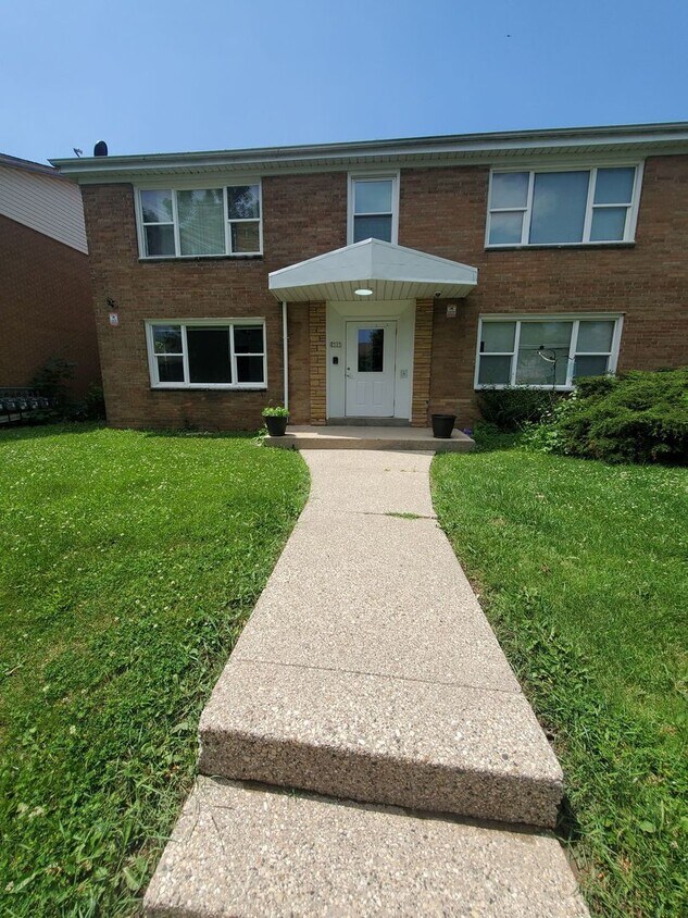 Foto principal - 2501-2505 S 44th St. - 8 Unit