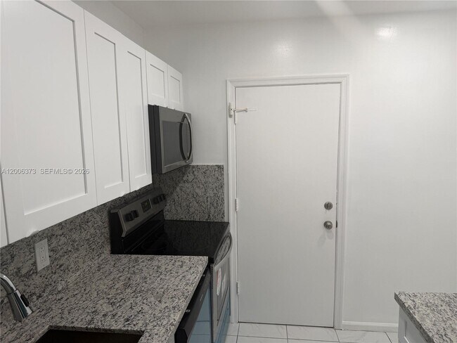 Foto del edificio - 2200 NE 66th St