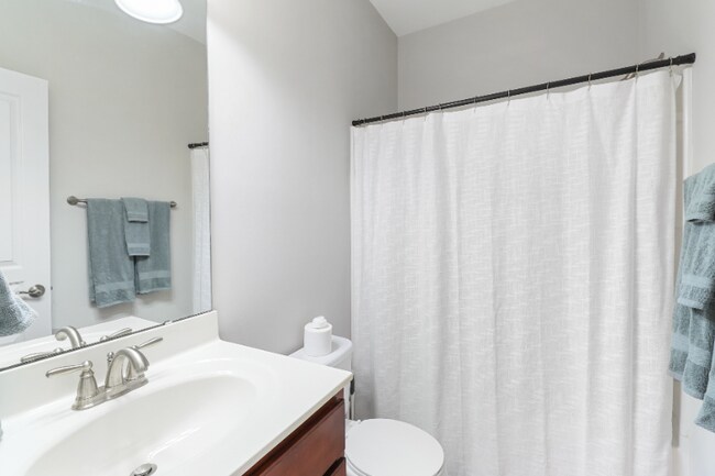 Foto del edificio - 100 Stratford Lakes Dr