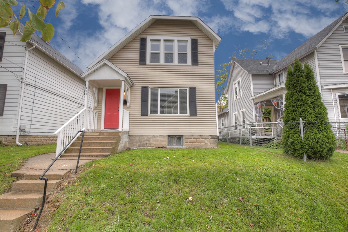 Primary Photo - 115 Diamond Ave SE