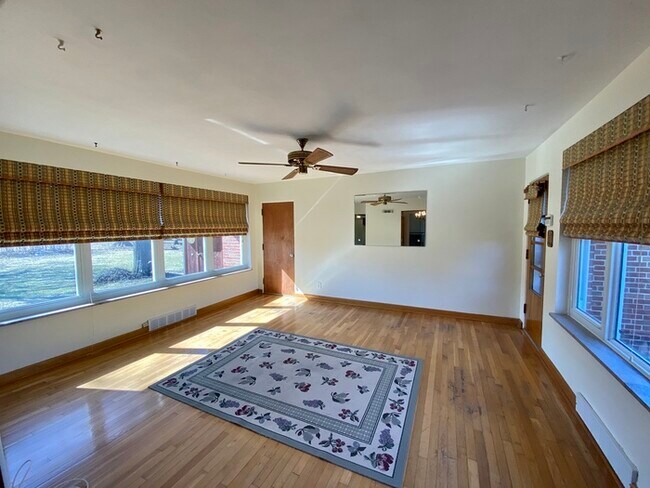 Building Photo - For Rent Affton Ranch 3 bed 2 bath