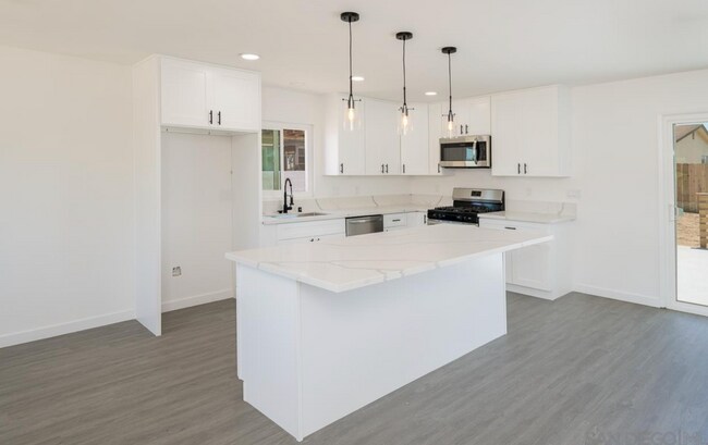 Foto del edificio - Modern 3-Bedroom Home in Paradise Hills (92139)