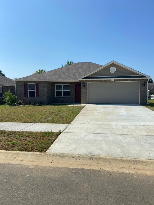 Building Photo - *Ringing in the New Year Special* Three Be...