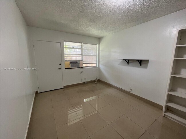 Building Photo - 883 NE 40th St