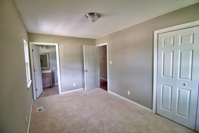 Building Photo - Lovely 4 Bedroom Ranch Style Home Minutes ...