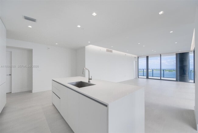 Building Photo - 700 NE 24th St