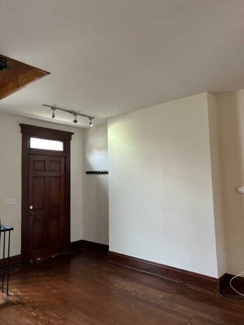 Entrada - 179 E Kossuth St