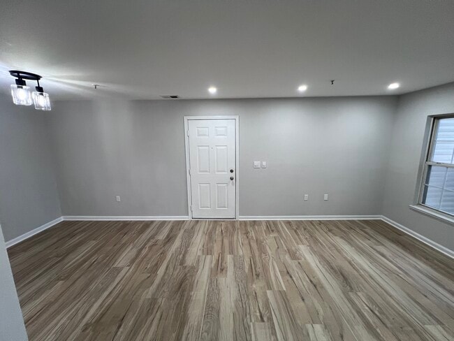 Building Photo - 6632 Lake Park Dr