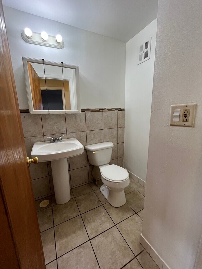 Foto del edificio - 2951 Thatcher Ave