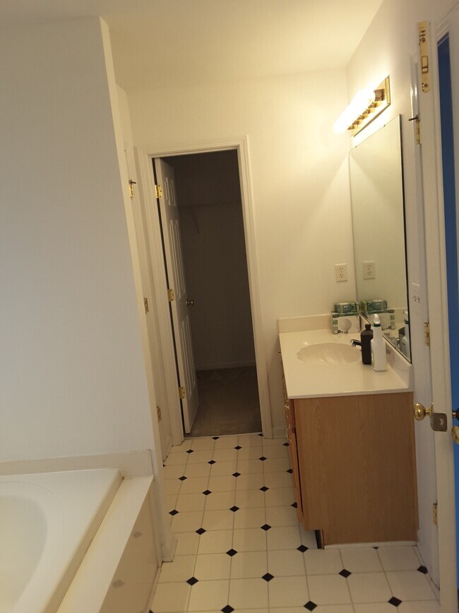 Building Photo - 156 Walmsley Pl