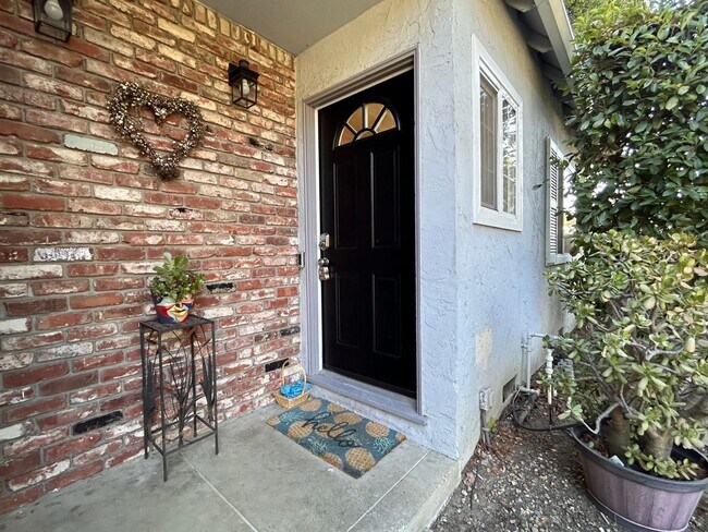 Building Photo - Charming 2-Bedroom unit in Los Altos: A Mo...