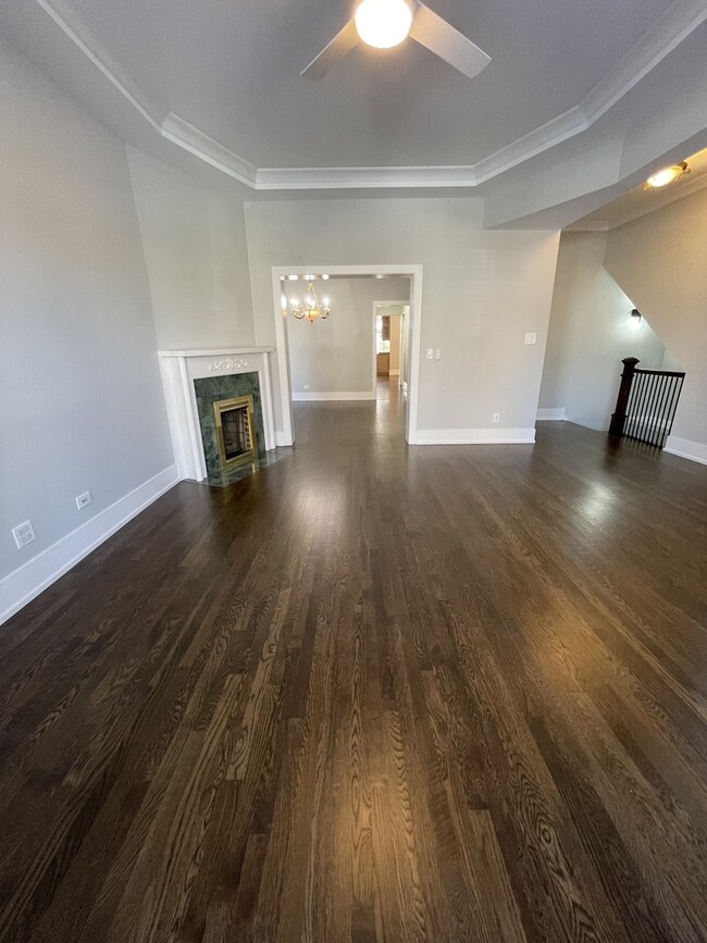 Building Photo - 1047 W Wolfram St
