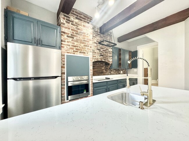 Building Photo - renovated 4 bedroom and 2 bathroom townhouse