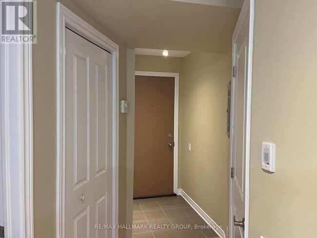 Photo du bâtiment - 324 Currell Ave