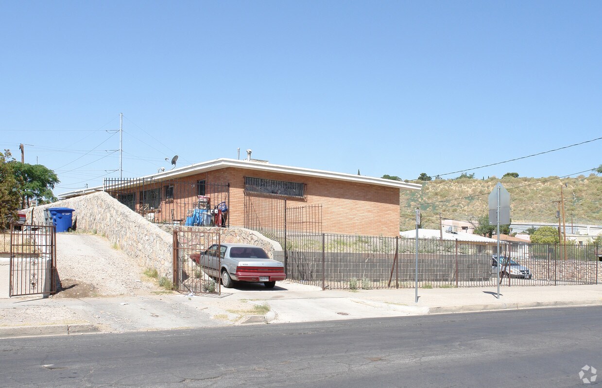 Building Photo - 720 E Schuster Ave
