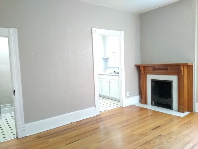 Building Photo - Top Floor 1 Bedroom in Historic Capitol Hill