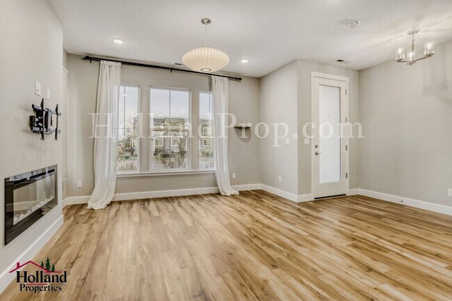 Building Photo - Warm, Welcoming Home With Modern Comforts Waiting for you! NOW at a SUPER PRICE of $2,695 plus a ...