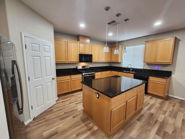 Building Photo - Inviting and Warm 3 Bedroom 2 Bath Home in Newman CA