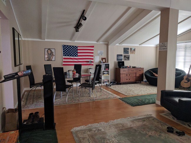 Foto del edificio - 29500 Heathercliff Rd