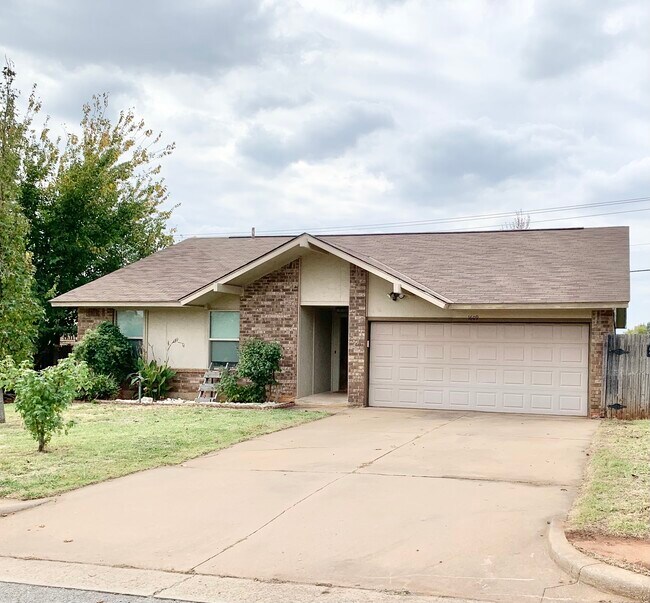 Building Photo - 1609 Apian Way