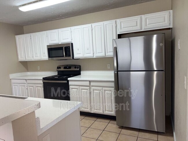 Building Photo - 8846 W Bluefield Ave