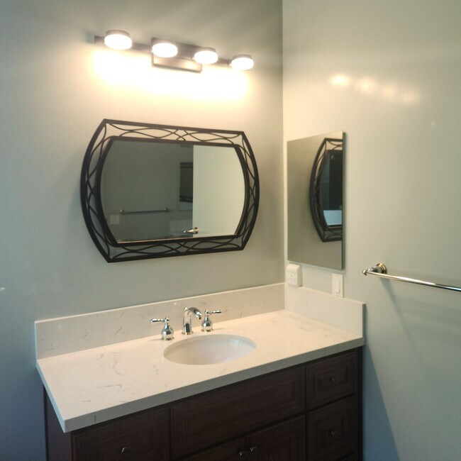 Foto del edificio - Single Level House in Carlsbad, 4 bed 2.5 bath, 3 car garage on a Cul de sac