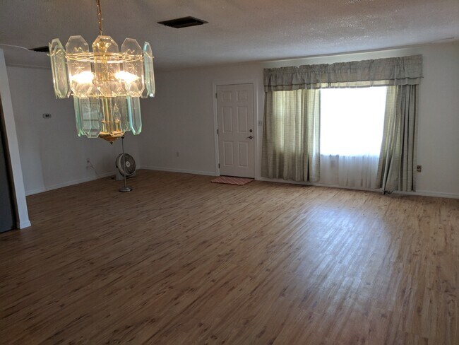 Building Photo - 34 E Azalea Cir