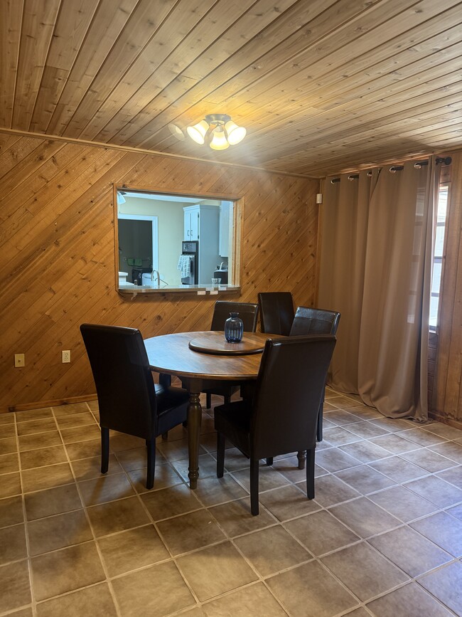 Building Photo - 840 Ferne Dr