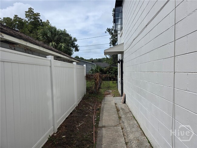Building Photo - 405 Turnberry St