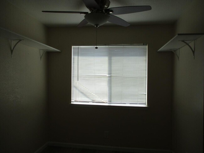 Foto del edificio - 8158 Kelton Dr