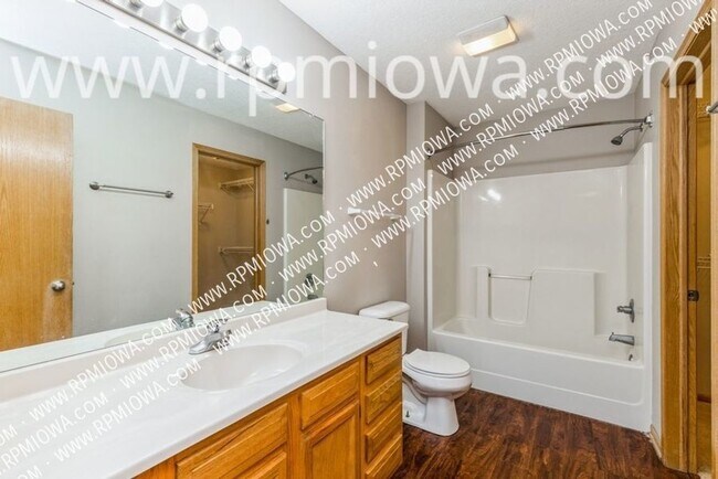 Building Photo - FINISHED BASEMENT!! 3 Bed, 2 Bath Home In ...