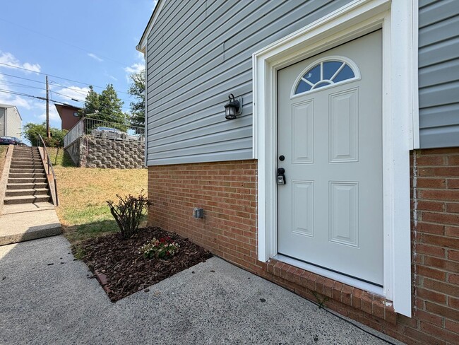 Building Photo - 813 Ridge St