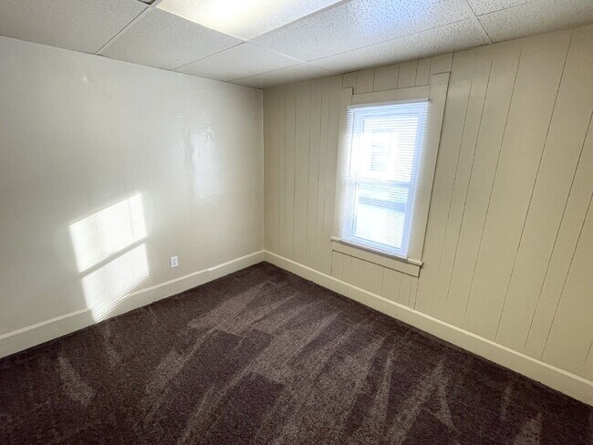 Foto del edificio - 3 Bedroom HUGE, 4-car garage/workshop combo (has electricity)