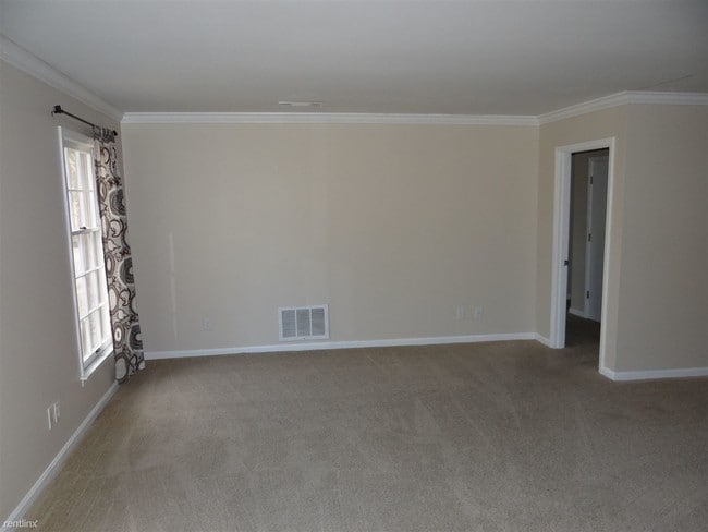 Building Photo - 300 Stonehenge Dr