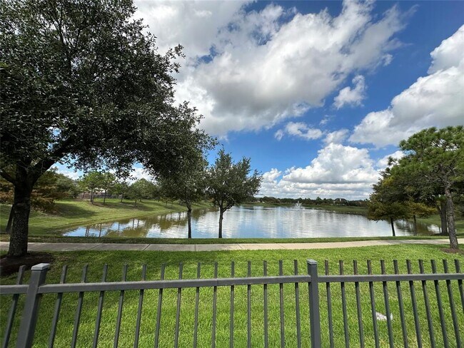 Building Photo - 13115 Southern Valley Dr