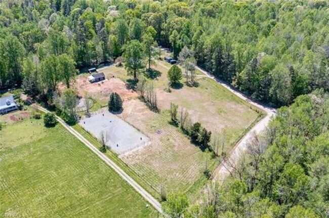 Foto del edificio - PRIVATE Charming property with acreage nex...