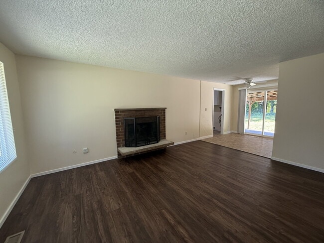 Building Photo - Rambler in Maple Valley Available Now!
