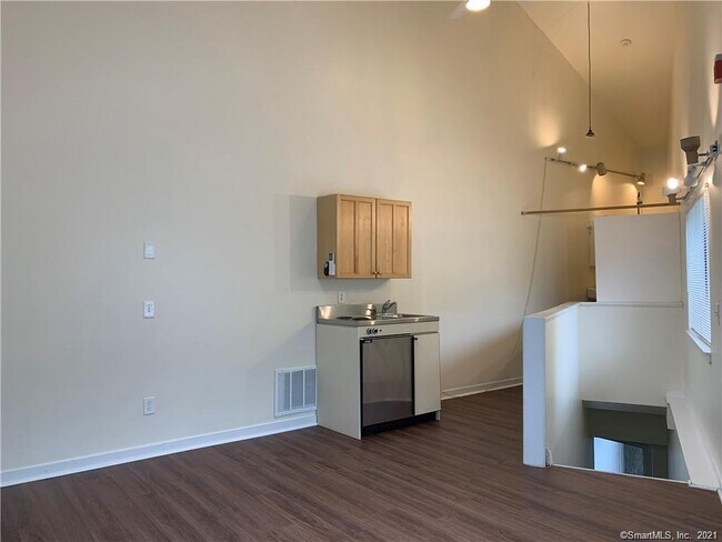 Building Photo - 454 Main Ave
