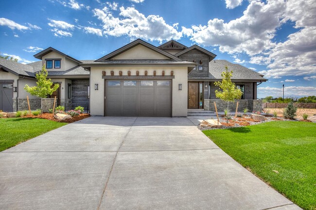 Building Photo - Gorgeous 2 Bed 2 Home in the Harmony Club ...