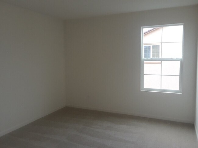 Foto del edificio - Centrally Located 3 Bedroom, 2.5 bath in gated community of Elk Grove