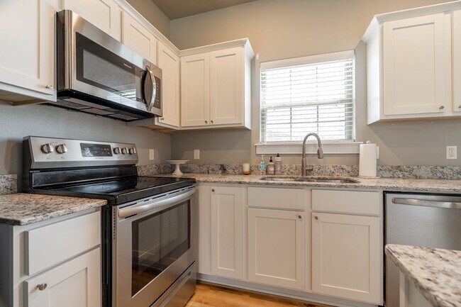 Building Photo - Updated 3-bedroom 2.5 bath Townhome in Fay...