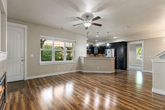 Building Photo - Beautiful 5-Bedroom condo in desirable Fos...