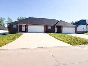 Building Photo - 424-426 E Deerwood Dr