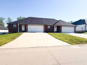Building Photo - 424-426 E Deerwood Dr