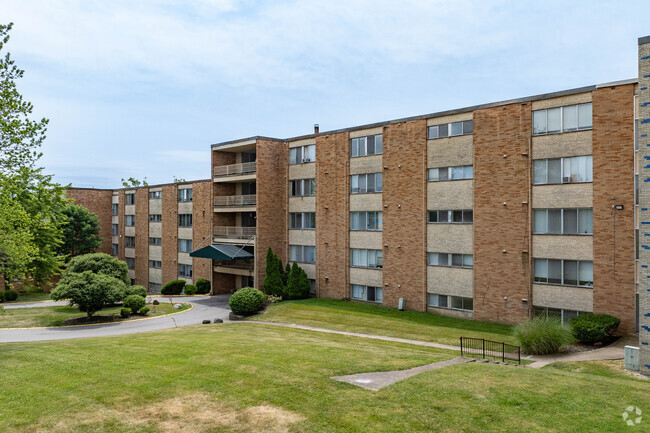 Building Photo - Cedar Tower